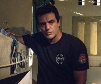 Rodrigo Lombardi em cena de Carcereiros (Globo)
