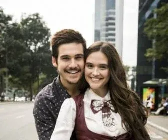 Nicolas Prattes e Juliana Paiva formam casal em O Tempo Não Para