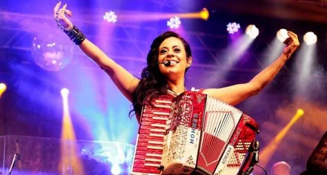 Adriana Sanchez é convocada para o júri do "Revelações Sertanejo"