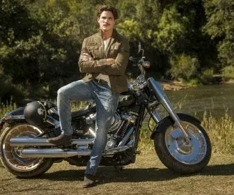 Rômulo Arantes Neto viverá galã de TV em Espelho da Vida