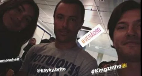 Atores estão fazendo aulas de surfe para Verão 90