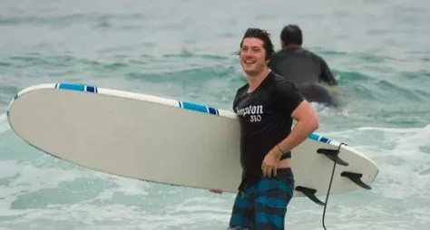 Em Verão 90, Caio Paduan viverá um surfista e dono de emissora de TV