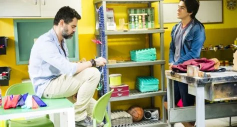Malhação - Vidas Brasileiras: Rafael tenta se acertar com Flora e Alex