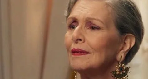 Irene Ravache dá show de interpretação em "Espelho da Vida"