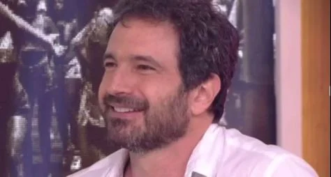 Caco Ciocler fará participação especial em "Éramos Seis"