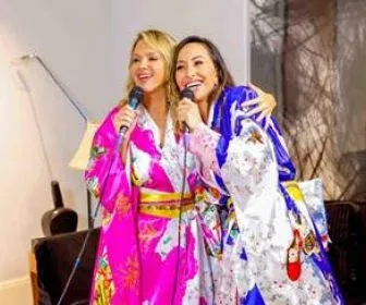 Eliana recebe Sabrina Sato em sua casa no Dia das Mães