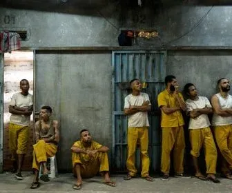 No fim da 2º temporada de "Carcereiros", Adriano encara greve no presídio