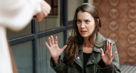 A Dona do Pedaço: Josiane ameaça Fabiana após sofrer chantagens dela