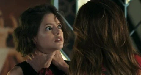 Em "A Dona do Pedaço", Josiane vai virar uma mulher de fé de dentro da cadeia