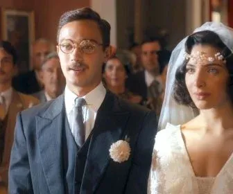 André Luiz Frambach brinca que casamento com Rayssa Bratillieri em "Éramos Seis"