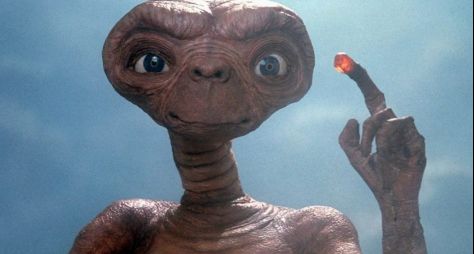 Band exibe os clássicos “E.T.” e “Tubarão” neste domingo