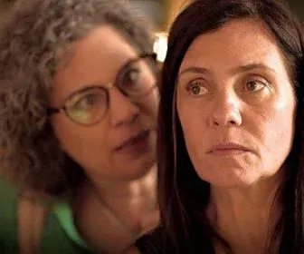 Thelma mata Rita e se torna a vilã de "Amor Mãe"