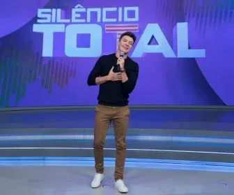 Sessão nostalgia! Rodrigo Faro e Sabrina Sato revivem hits infantis dos anos 90
