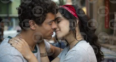 Tato beija K2, e Benê pergunta a Guto se ele é seu namorado