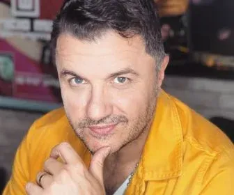 Maurício Manieri comanda show ao vivo no “Música na Band” desta sexta-feira