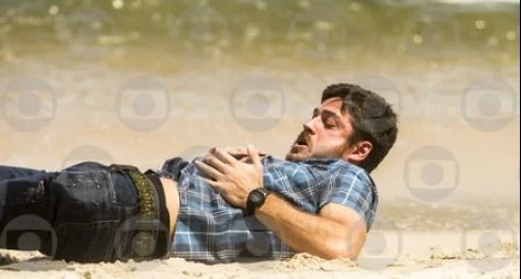 A Força do Querer: Com ciúmes de Ritinha, Ruy atira em Zeca