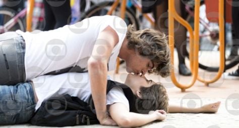 Malhação - Sonhos: Movimento free hugs ajuda Pedro a roubar um beijo de Karina