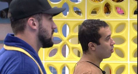 'Confesso que, no início do programa, fiquei a fim dela', diz Arthur sobre Sarah