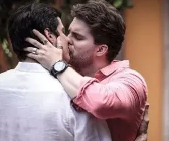 Thiago Fragoso lembra beijo gay em "Amor à Vida"