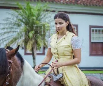 Gabriela Medvedovski mostra treino das aulas de montaria