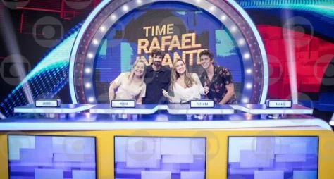 Renata Ceribelli, Schmidt e Isis Valverde participam do "Caldeirão"