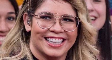 A cantora Marília Mendonça morre em um acidente de avião