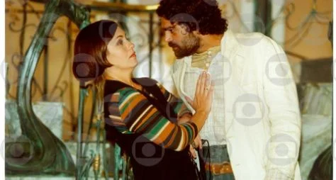 Adriana Esteves e Du Moscovis comemoram volta de "O Cravo e a Rosa"