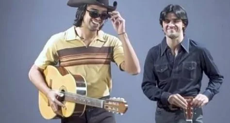 Veja Rodrigo e Felipe Simas caracterizados como Chitãozinho e Xororó