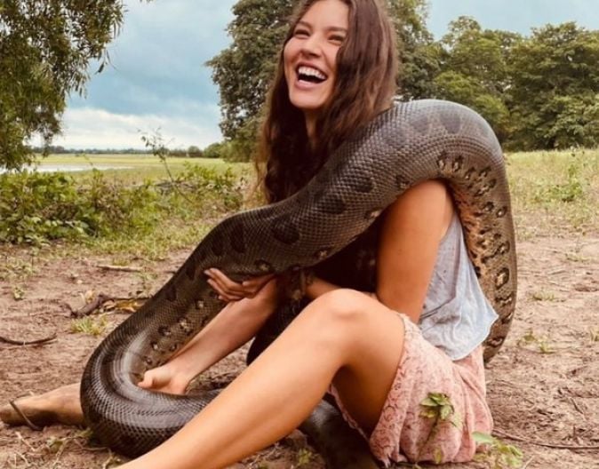 Pantanal: Alanis Guillen posa com sucuri gigante e impressiona internautas