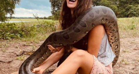 Pantanal: Alanis Guillen posa com sucuri gigante e impressiona internautas