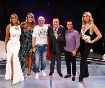 Raul Gil faz homenagem a Batoré e exibe o quadro Elas Querem Saber com o artista