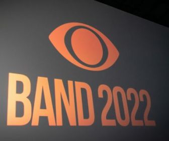 Band contra ex-locutor da TV Globo para anunciar as próximas novidades do canal