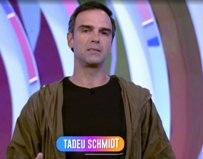 <strong>Tadeu Schmidt </strong>na estreia do BBB. Foto: Reprodução/TV Globo
