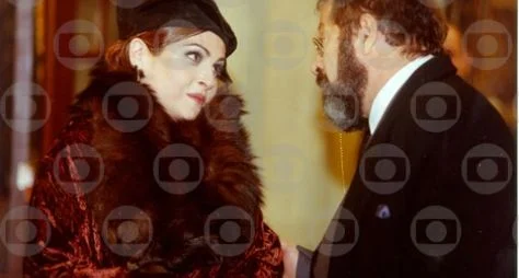 Drica Moraes comemora a chegada de Marcela em "O Cravo e a Rosa"