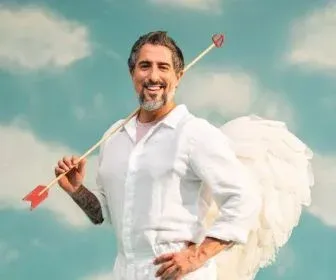 Marcos Mion surge de cupido e anuncia estreia de "Túnel do Amor"