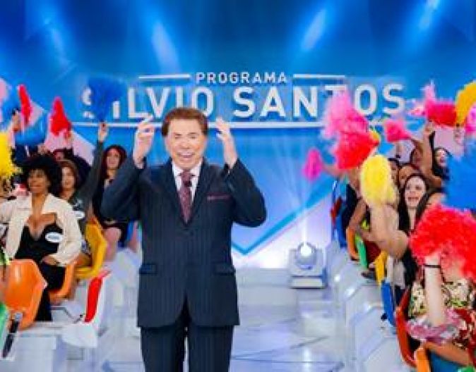 Silvio Santos volta a apresentar o seu programa de domingo