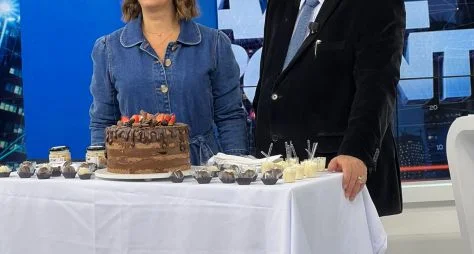 Catia Fonseca surpreende Datena no dia de seu aniversário