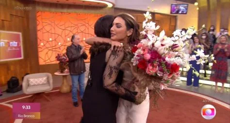 Fátima Bernardes passa apresentação do "Encontro" para Patrícia Poeta e Manoel Soares