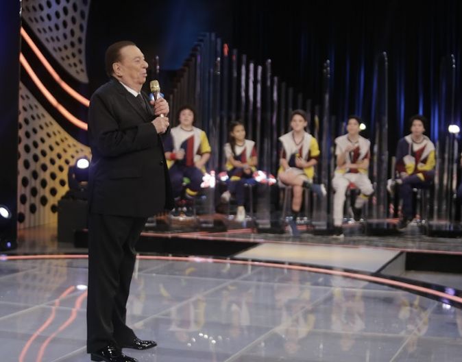 Programa Raul Gil traz "Jogo do Banquinho"  com elenco infantil de "Poliana Moça"