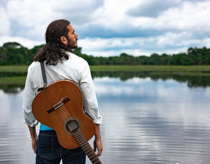 Gabriel Sater lança a música-tema de Trindade e Irma, "Noite de Tempestade"