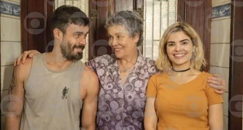 Vanessa Giácomo fala sobre Cléo, sua personagem em "Filhas de Eva"