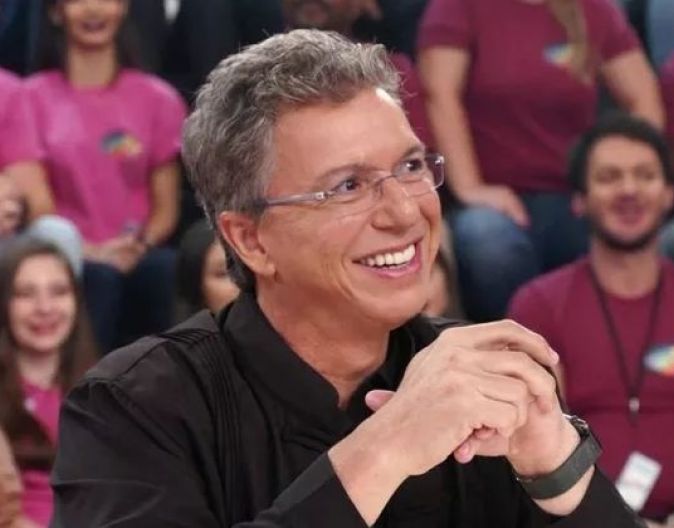 Colunista do "A Tarde é Sua" diz que Boninho ameaçou deixar a TV Globo