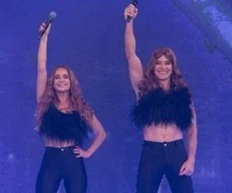 Claudia Leitte participa do "Dança Gatinho", do "Hora do Faro"