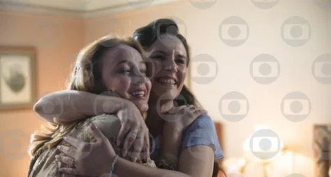 Larissa Manoela grava com a mãe em "Além da Ilusão" e se emociona