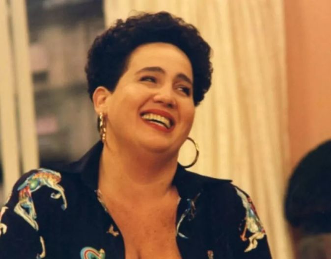Globo cancela "Vai que Cola" e exibe "Sai de Baixo" em homenagem à Claudia Jimenez 