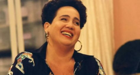 Globo cancela "Vai que Cola" e exibe "Sai de Baixo" em homenagem à Claudia Jimenez 