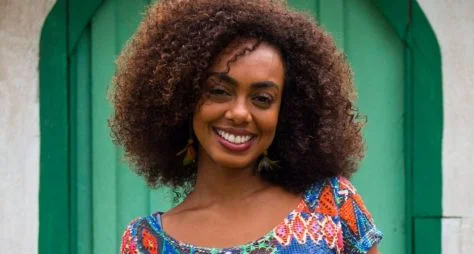 Talita, personagem de Dandara Mariana, será cupido de Ari e Chiara em "Travessia"