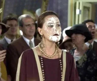 Elizabeth Savalla revela que quase se machucou em gravação de "Chocolate com Pimenta"