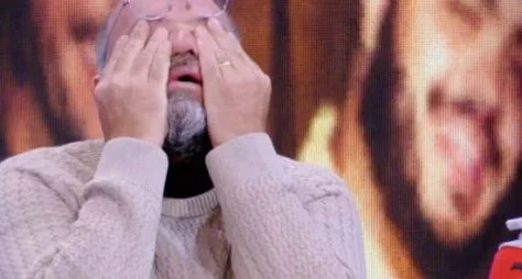 Otávio Muller recebe surpresa no palco do "Caldeirão com Mion"