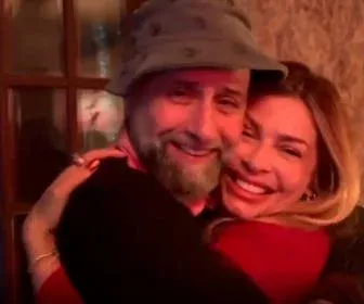 Grazi Massafera se despede das gravações de "Travessia" e ganha homenagem de diretor